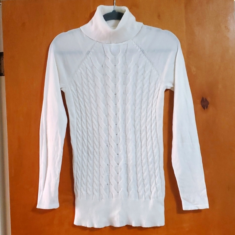 Sweater. Turtle neck. Cream.